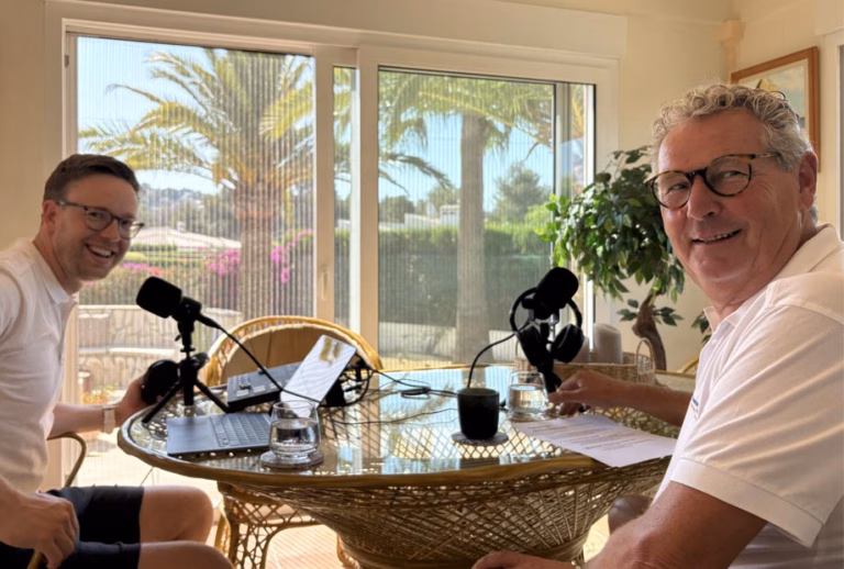 Thomas en Jos nemen de podcast op
