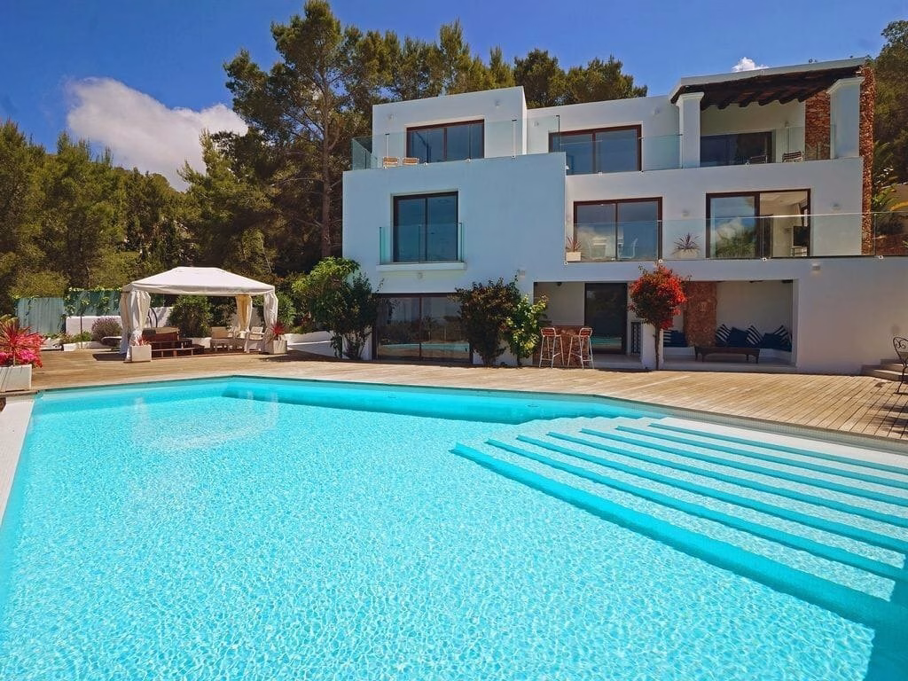 Spectaculaire villa in Cala Salada, Ibiza: luxe, comfort en onvergelijkbare uitzichten